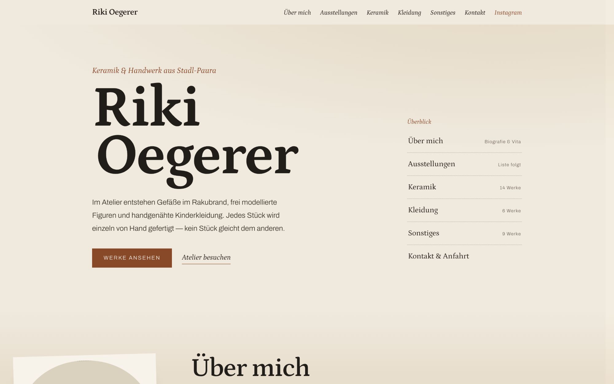 Startseite von rikioegerer.at am Computer: großer Namenszug, kurzer Einleitungstext und rechts ein Überblick über alle Abschnitte.